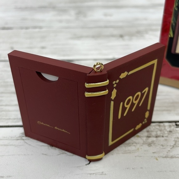 HALLMARK 1997 BOOK of the YEAR CHRISTMAS ORNAMENT VINTAGE - Picture 2 of 5